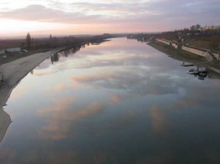 Днестр впадает в Черное море Днестр впадает в Черное море